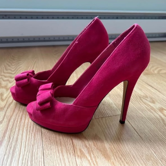 Brand new Fuchsia suede-type fabric Le Chateau shoes size 7.5 - Picture 1 of 3